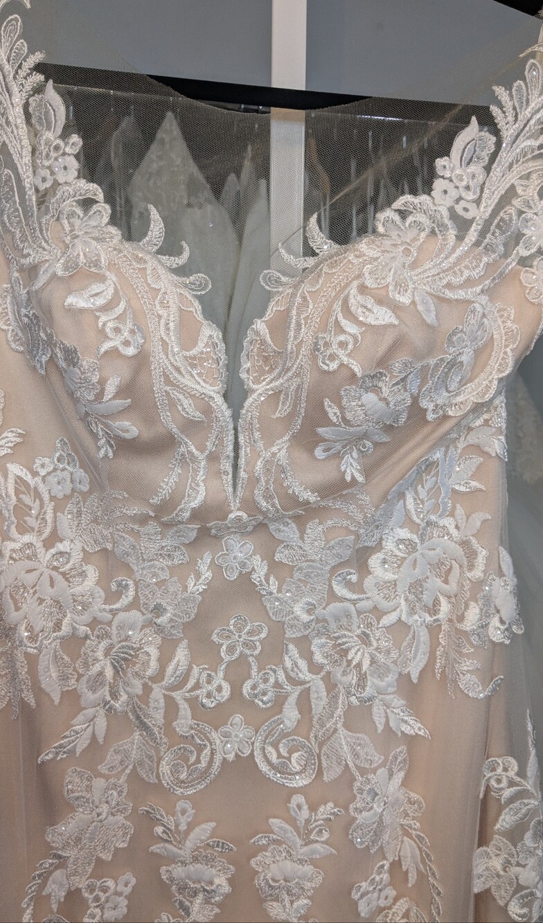 Casablanca Bridal 2382 Wedding Dress NWT Size 10 - Picture 4 of 10